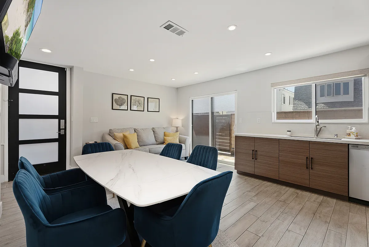 2 bed, 1078 sqft, $6,900 — Photo 4