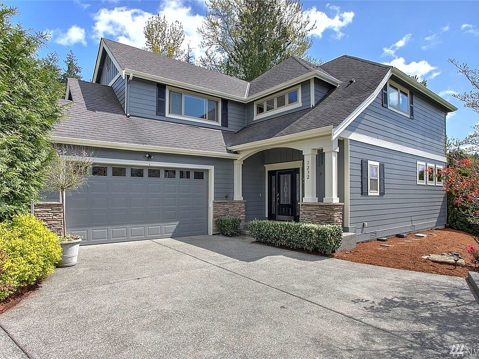 Spectacular Steve Burnstead custom home great room design situated on one of Illahee's largest lots. Privacy prevails surrounded by the natural beauty of the area. 
