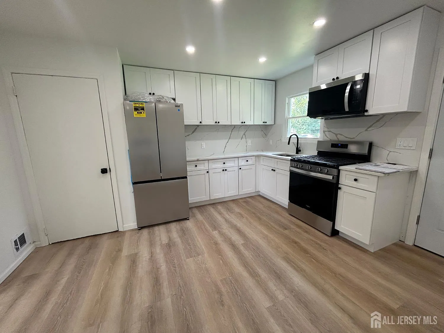 3 bed, 1.0 bath, 1952 sqft, $3,500 — Photo 2