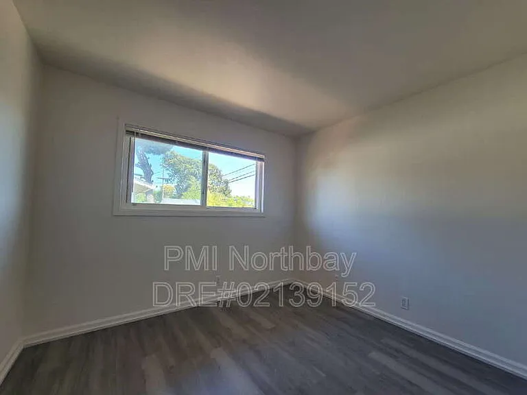 1325 Canterbury Dr — Photo 10