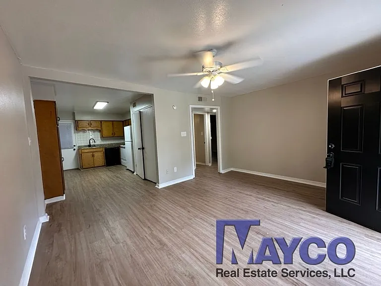 Grand Oaks Apartment Homes — Photo 11