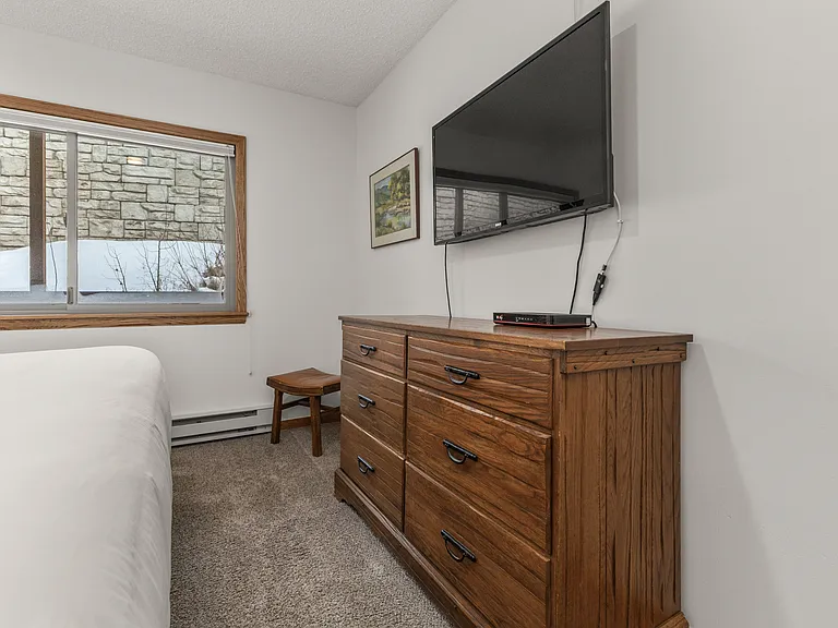 Ensuite Bedroom 1 | Smart TV