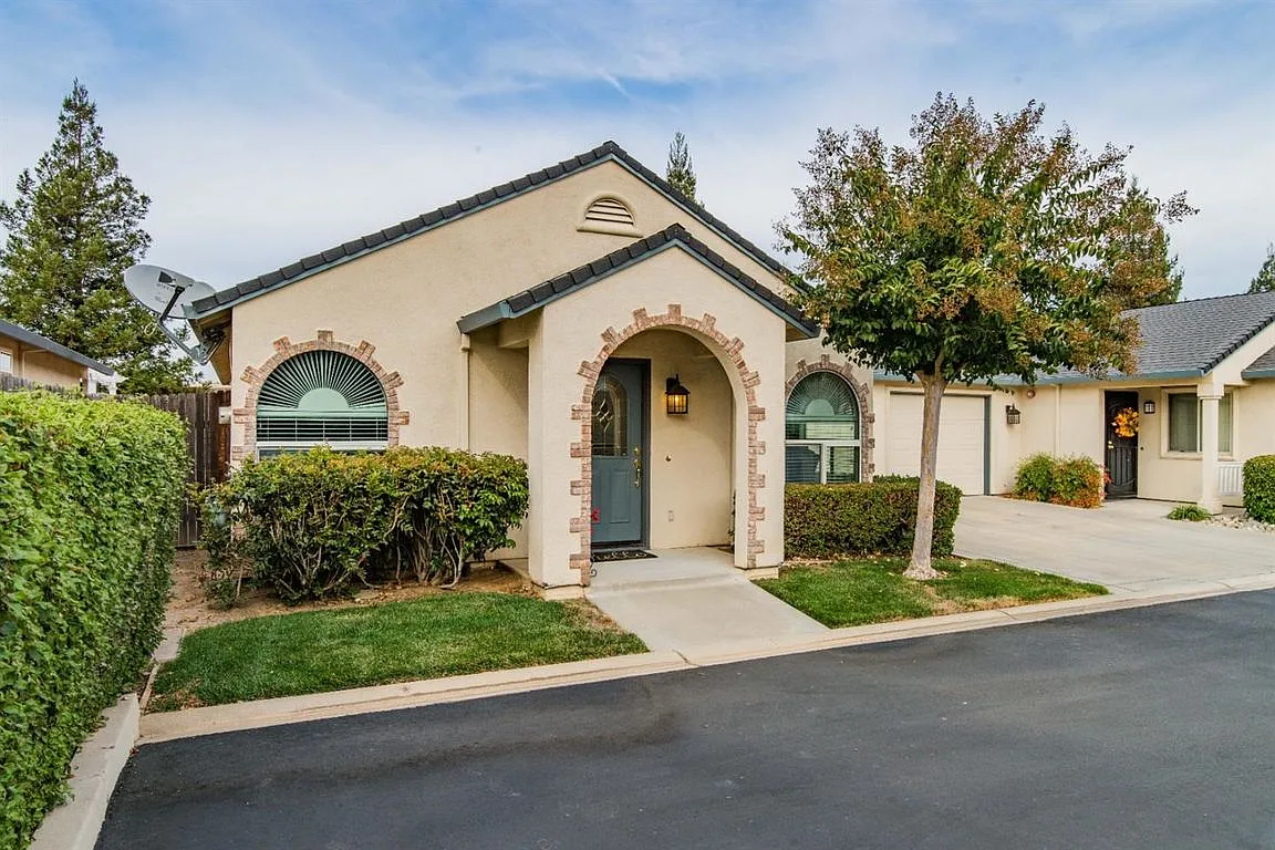 676 Village Dr photo 1