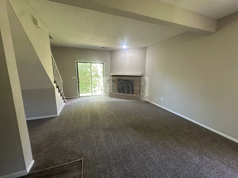 3562 NE Independence Ave, Lee's Summit, MO 64064 - 3 bed / 1.5 bath TH w/ single garage - Interio... — Photo 4