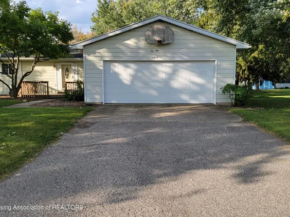 5915 W Peachtree Dr, Grand Ledge, MI 48837