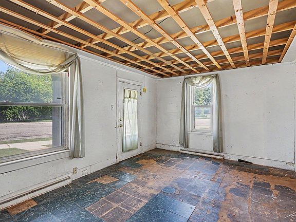 4th image of 422 S Saginaw St