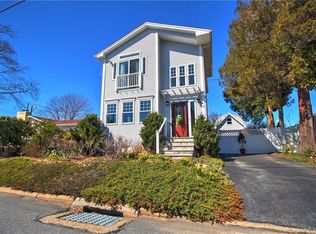 4 4th Ave, Waterford, CT 06385