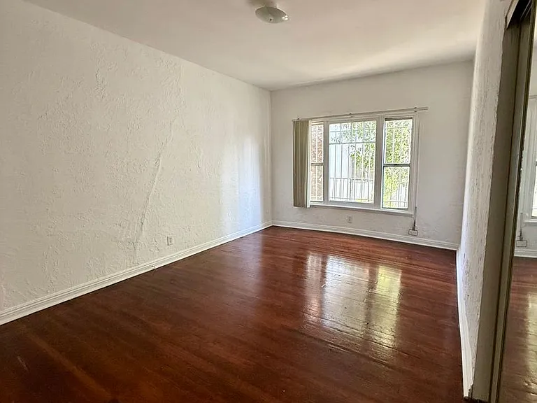 1534 Winona Blvd — Photo 12
