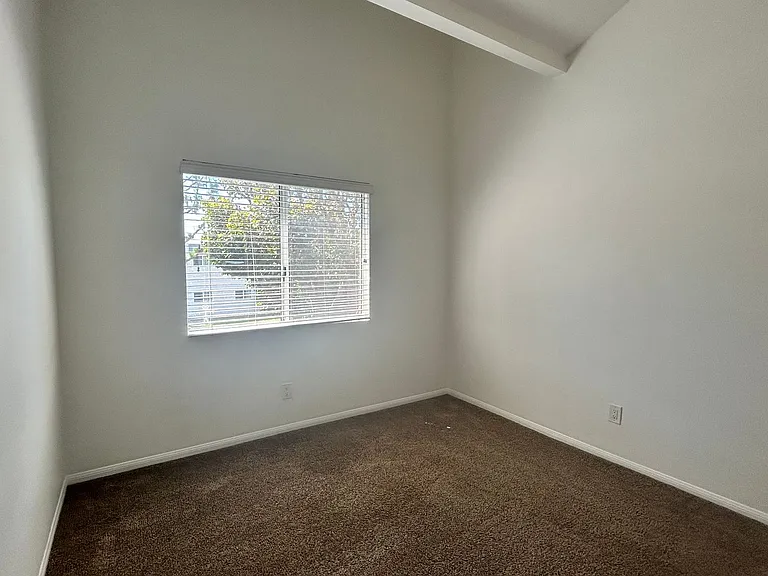 1377 Oakdale Ave — Photo 9