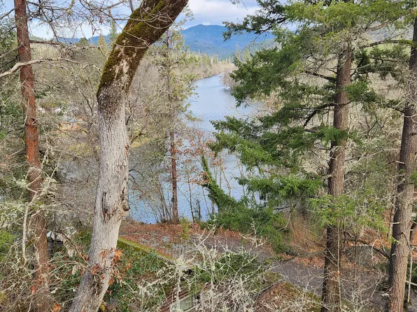220 Crescent Dr, Shady Cove, OR 97539