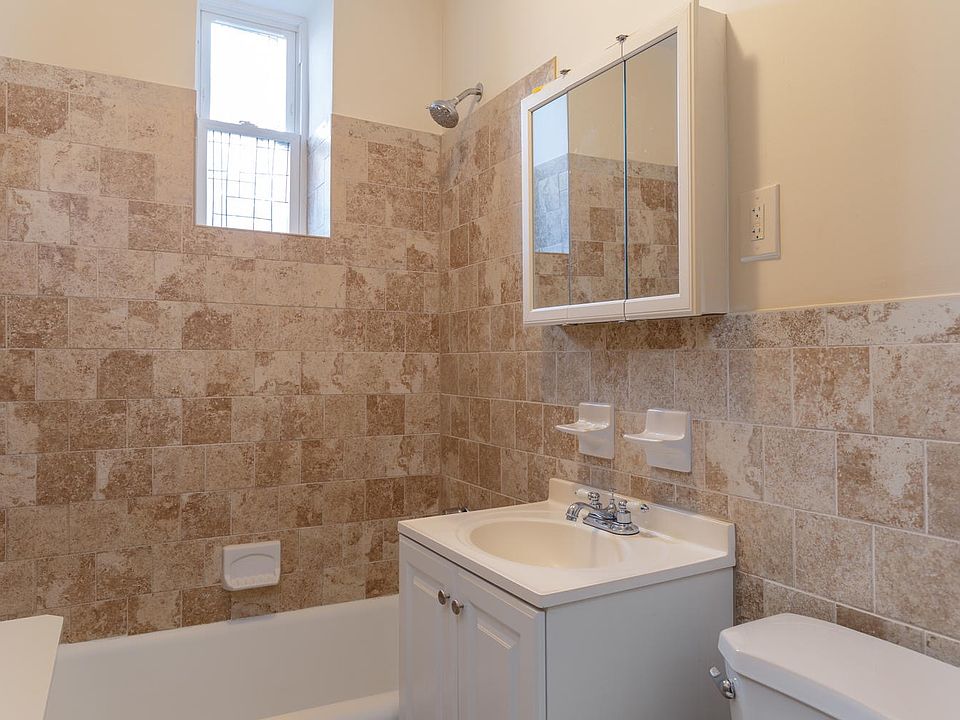 2nd image of 10 Evelyn Pl APT 8