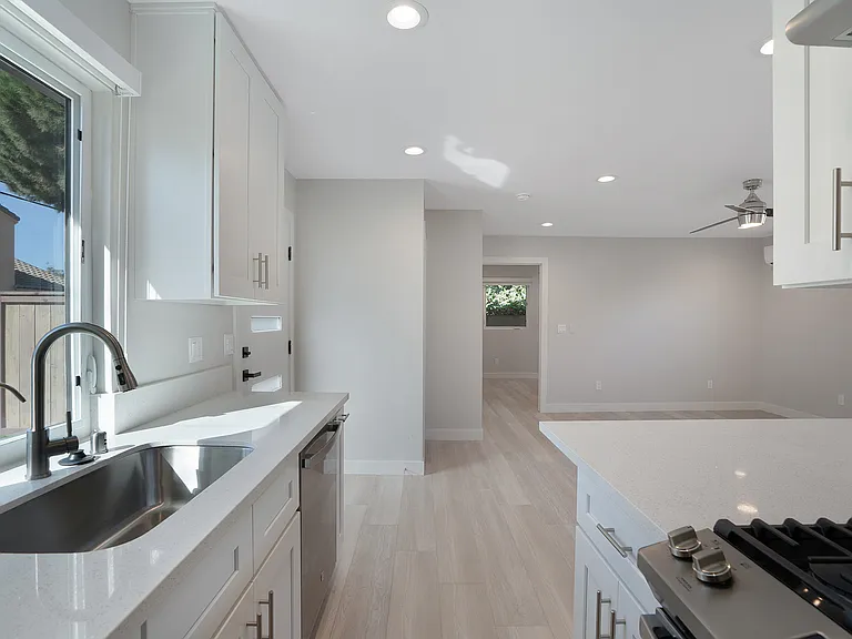 1056 1/2 Emory St — Photo 10