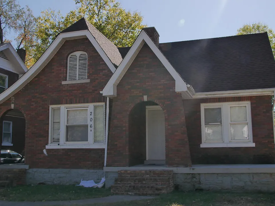 206 University Ave