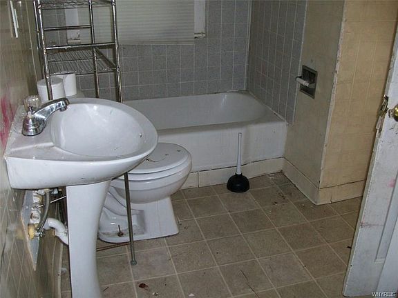 4th image of 2110 Niagara St