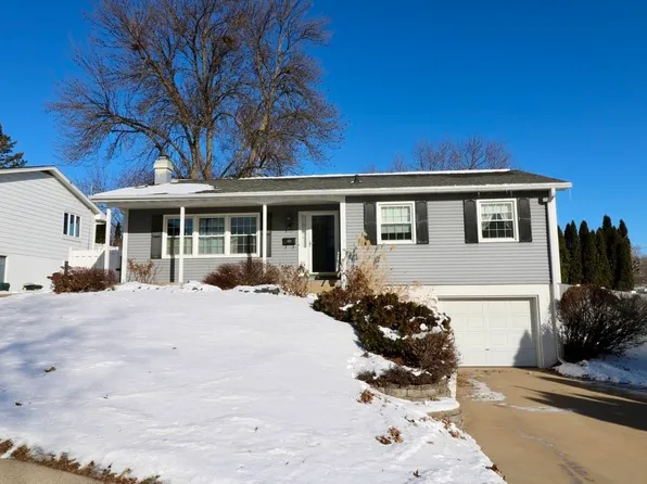 2935 Saint Anne Dr, Dubuque, IA 52001