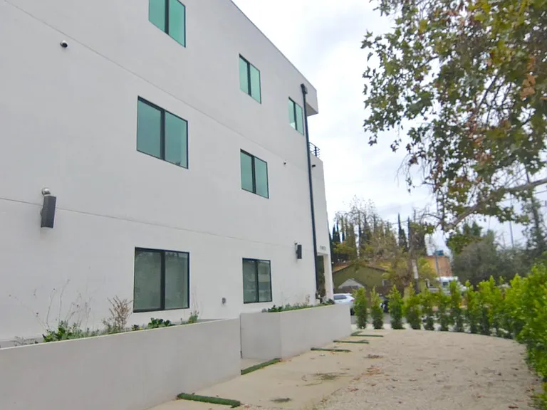 13822 Oxnard St — Photo 4