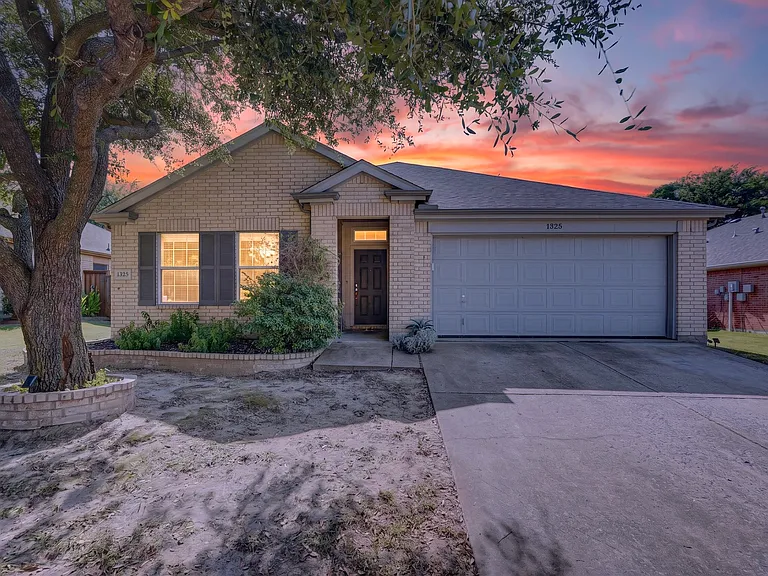 1325 Periwinkle Dr — Photo 3