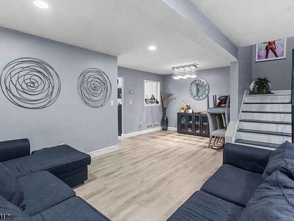 4th image of 40 Bennington Sq