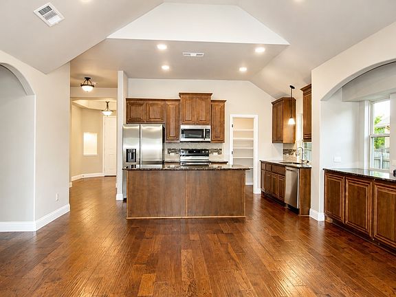 3rd image of 512 Strait Ln