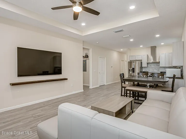 209 E Avenue B — Photo 9