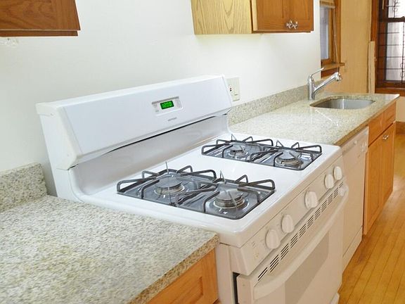 2nd image of 854 W Waveland Ave APT 1