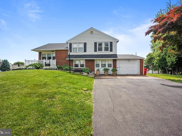 772 Overlook Dr, Warminster, PA 18974