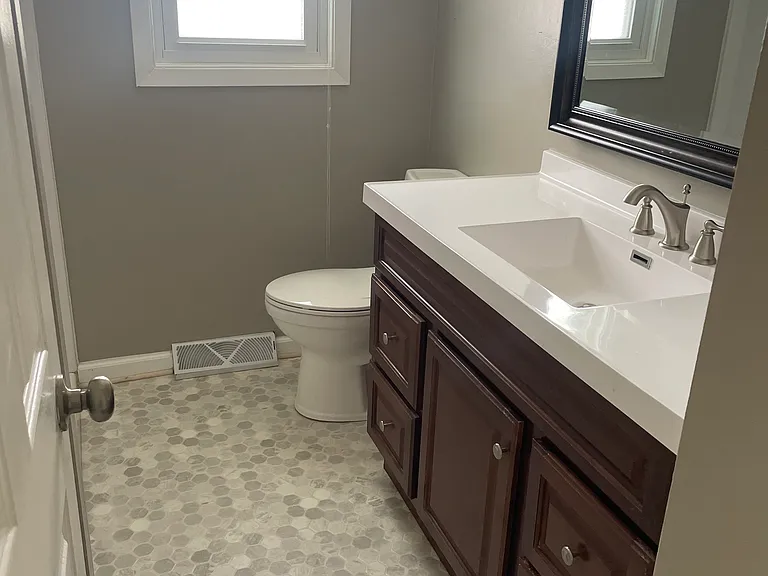 221 Bucyrus Ave — Photo 9