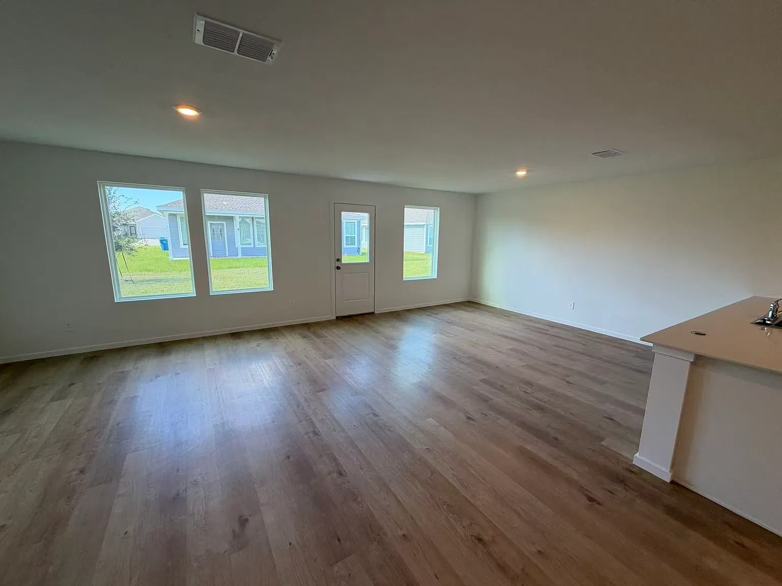 4 bed, 1733 sqft, $2,000 — Photo 4