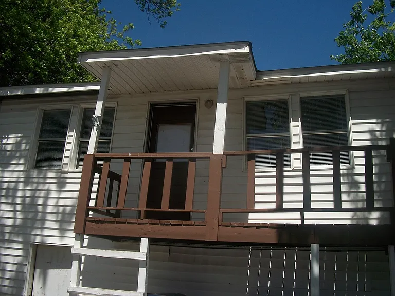 523 SW 26 — Photo 1