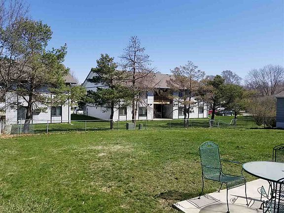 2nd image of 1100 Lilac Ln