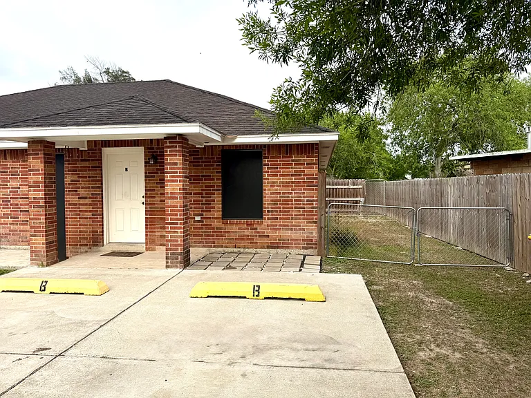 2314 La Feria Rd #B — Photo 10