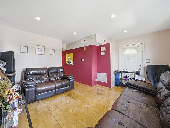 5th image of 7420 W 64th Pl