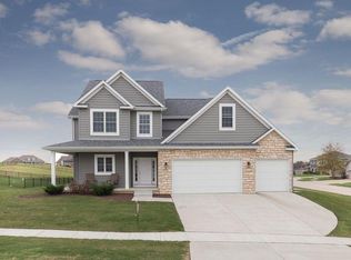 32 Blackstone Way, Le Claire, IA 52753