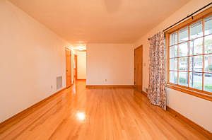 4th image of 523 Wentworth Ave NE