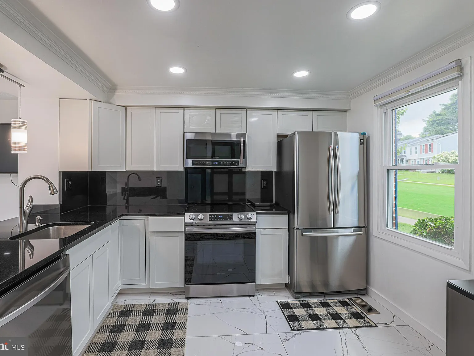 2 bed, 1.5 bath, 1080 sqft, $2,300 — Photo 3