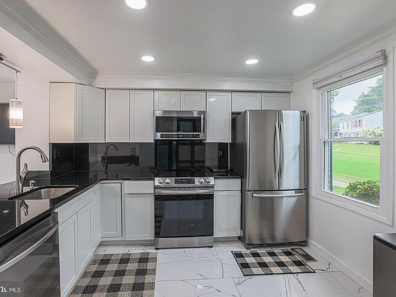 3rd image of 9 Stillwood Cir