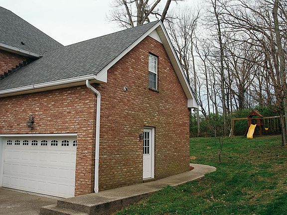 4th image of 386 Woodlands Dr