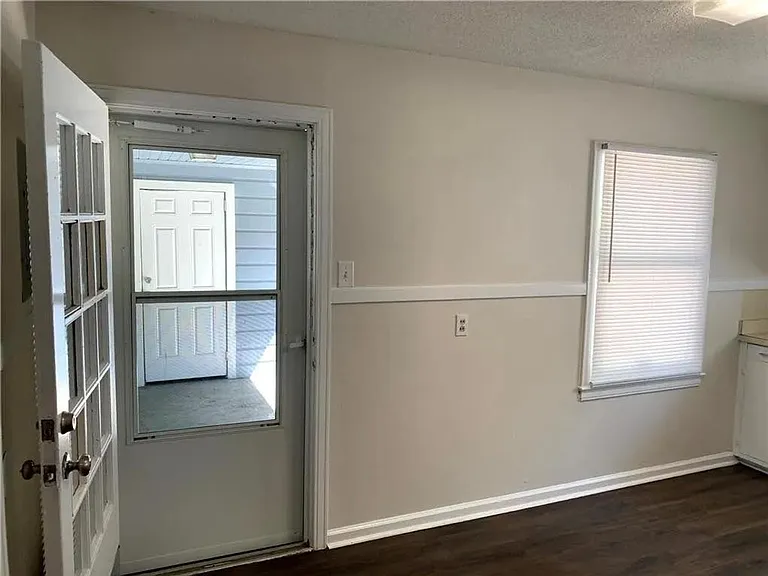 1404 Stevens Ln — Photo 10