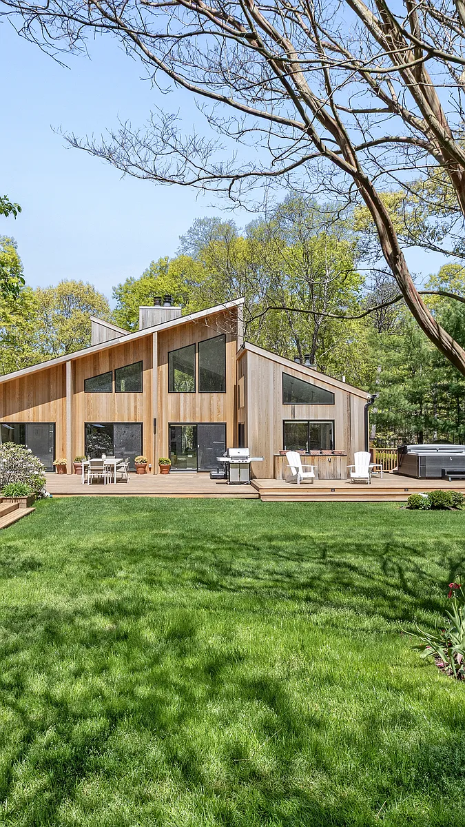 Building Photo - 570 Sag Harbor Tpke