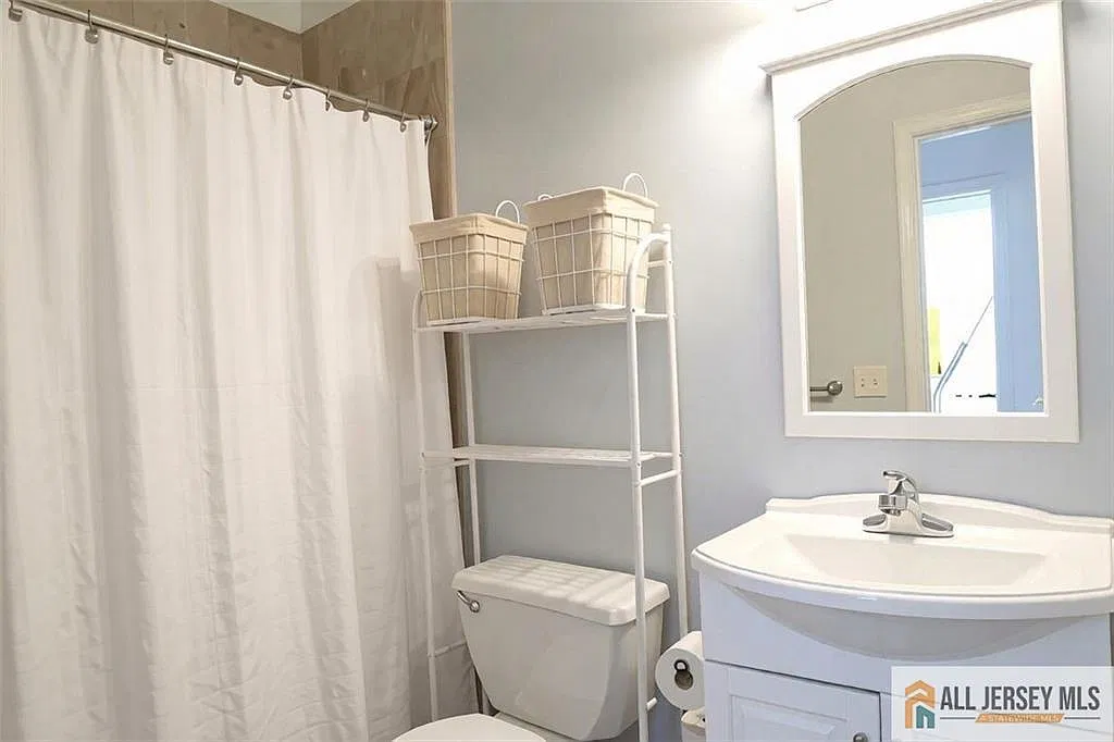 2 bed, 1.0 bath, $1,300 — Photo 4