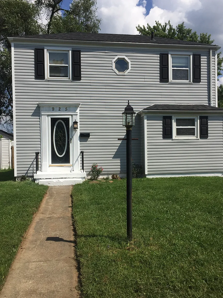 925 Midway St photo 1