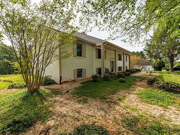 3rd image of 104 Meadowgate Dr