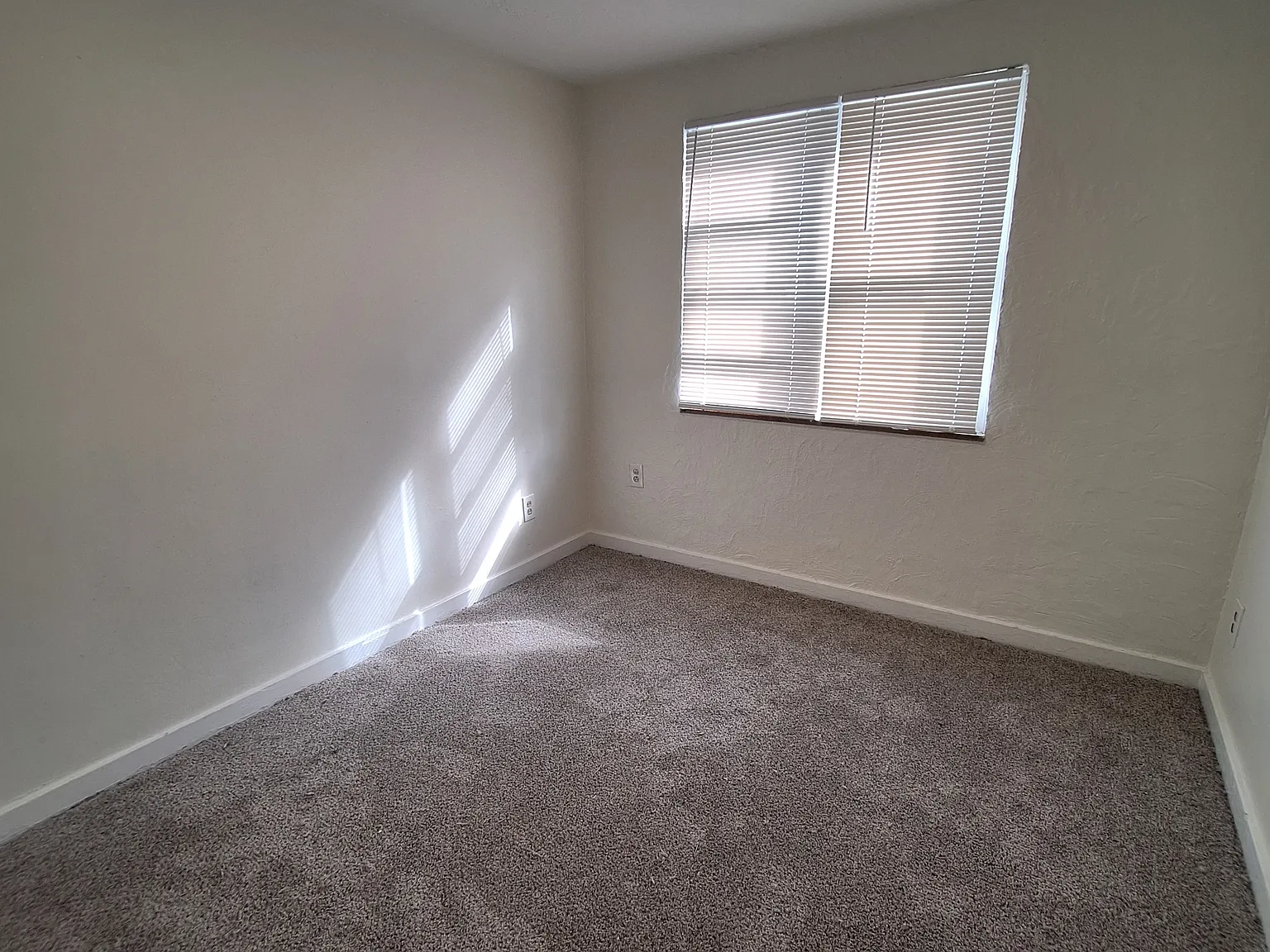 3 bed, 990 sqft, $1,680 — Photo 4
