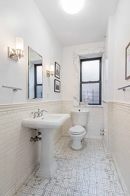 Sold by AAU Real Estate Advisors | media 20