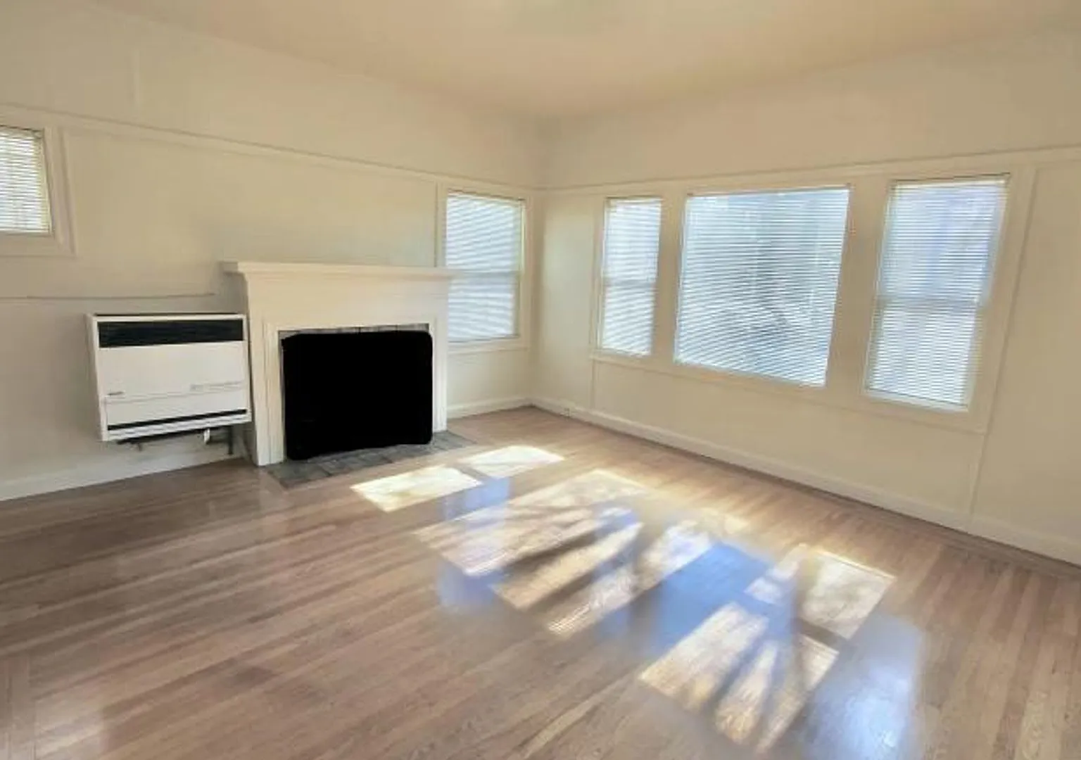 Very Large 1 Bedroom Apartment (Has Been Used As A 2 Bedroom) — Photo 4