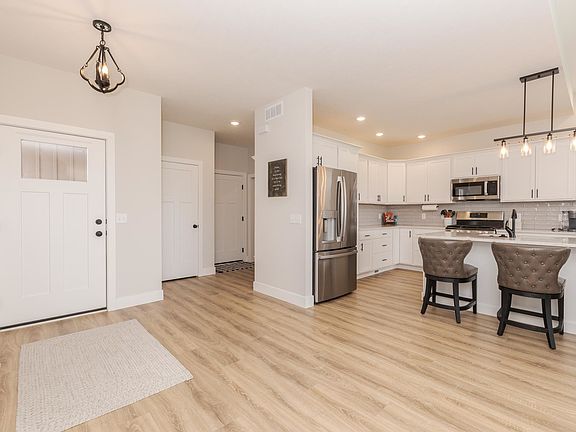 3rd image of 1903 Dunraven Rd