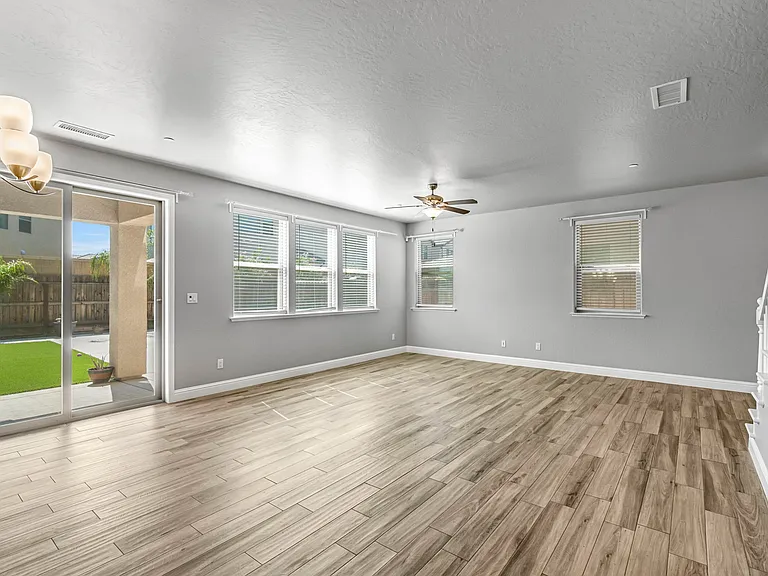 1683 N Ryan Ave — Photo 2