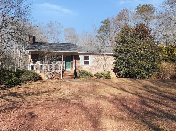 4605 Oak Park Dr, Pfafftown, NC 27040