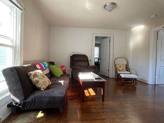 2nd image of 405 W Ave N