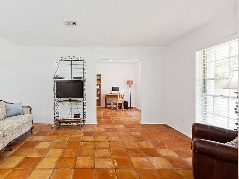 211 W Sherwood Dr — Photo 4